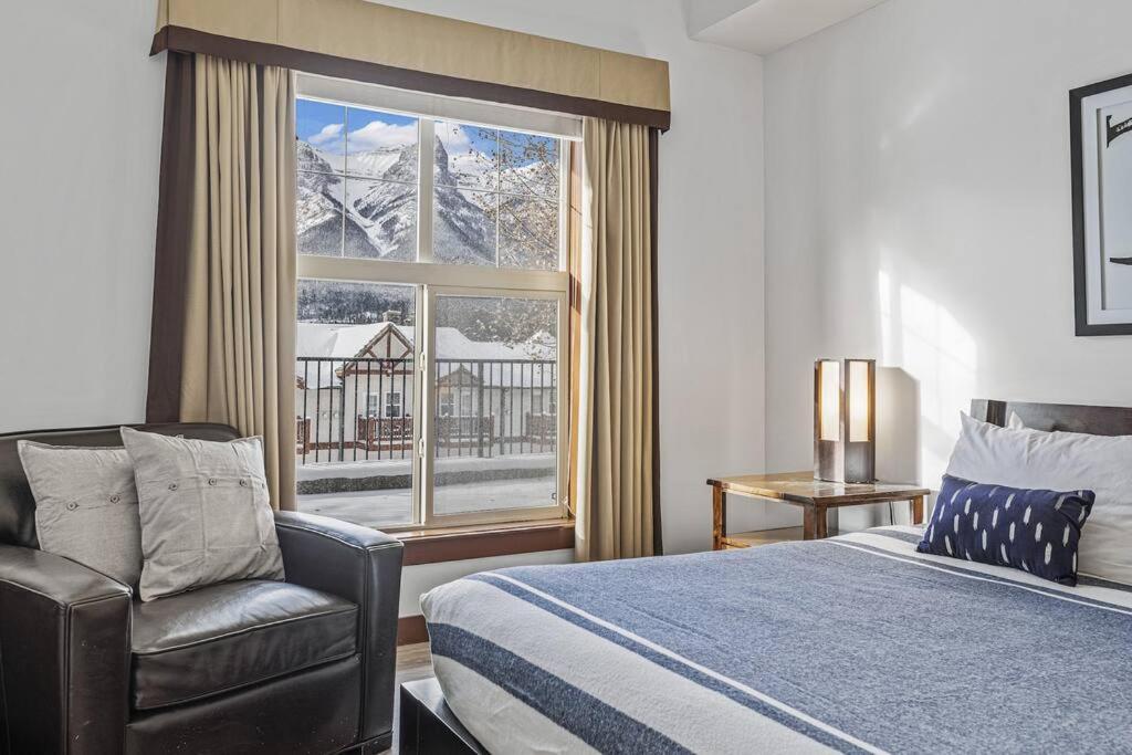 S105 Canmore Stay- Hot tub, stream rm, gym, parking Mtn Retreat