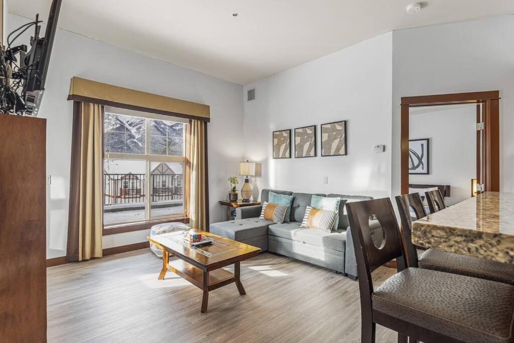 S105 Canmore Stay- Hot tub, stream rm, gym, parking Mtn Retreat