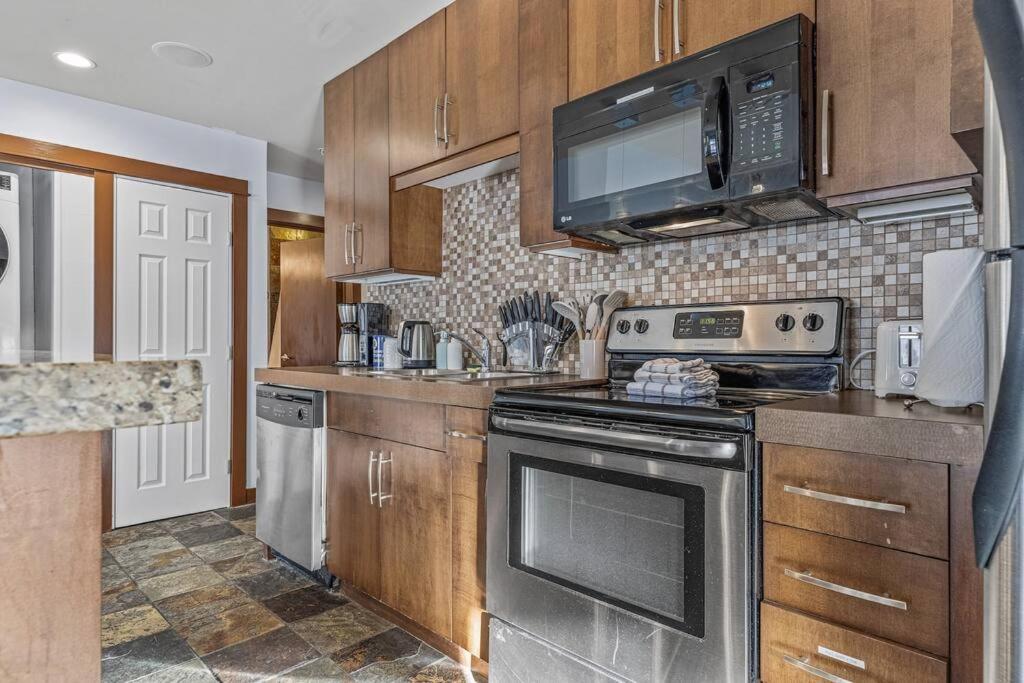 S105 Canmore Stay- Hot tub, stream rm, gym, parking Mtn Retreat