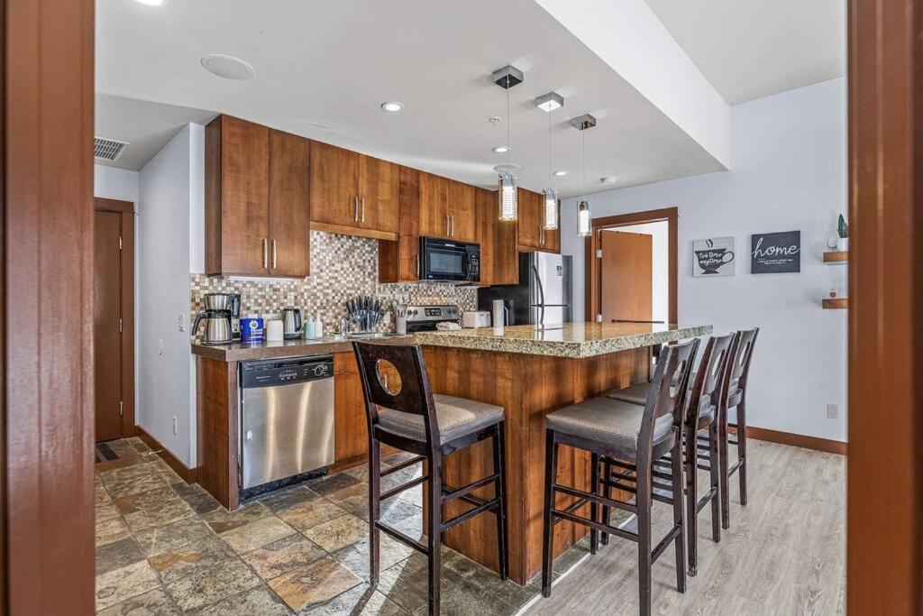 S105 Canmore Stay- Hot tub, stream rm, gym, parking Mtn Retreat