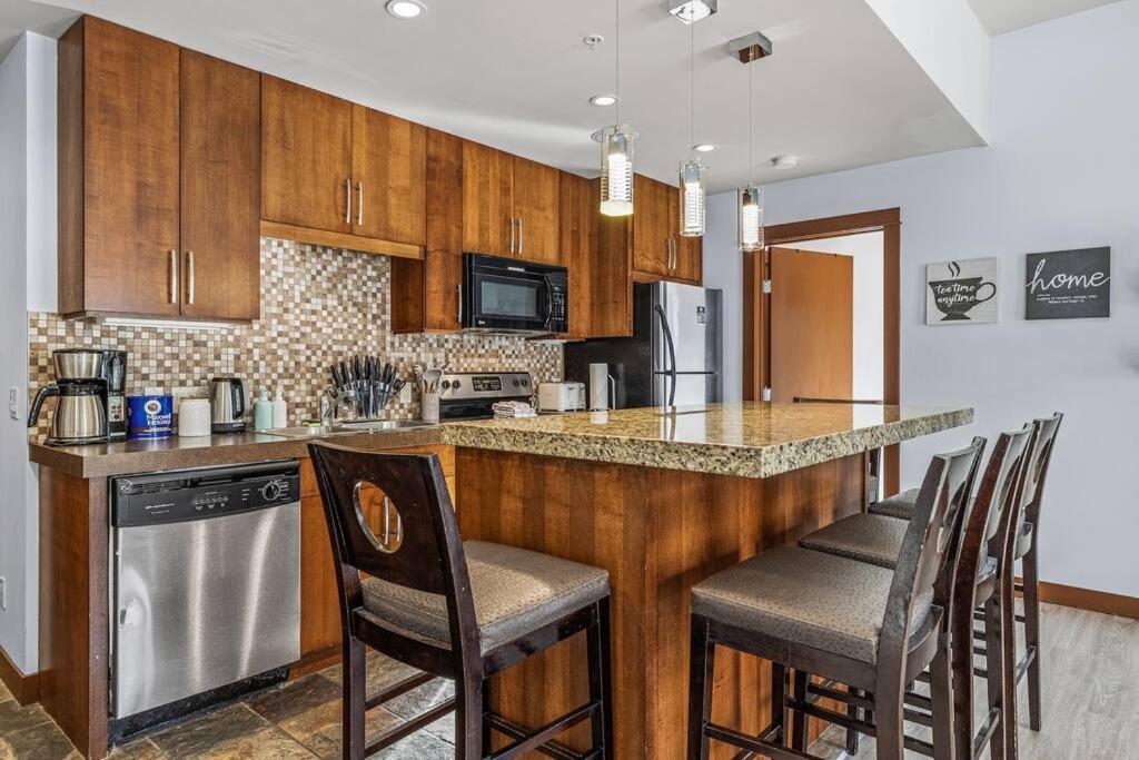 S105 Canmore Stay- Hot tub, stream rm, gym, parking Mtn Retreat