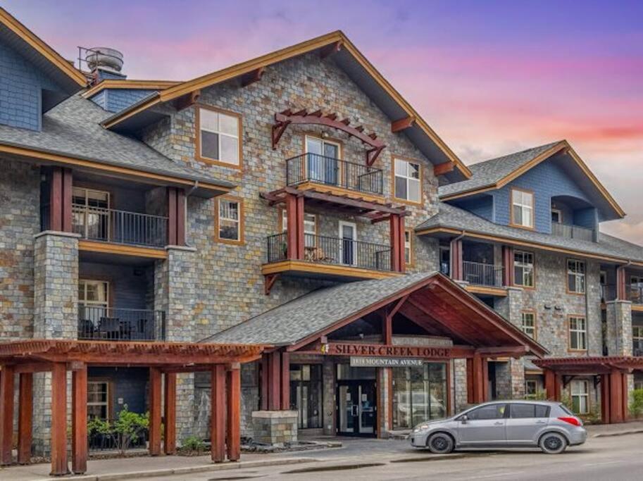 S105 Canmore Stay- Hot tub, stream rm, gym, parking Mtn Retreat