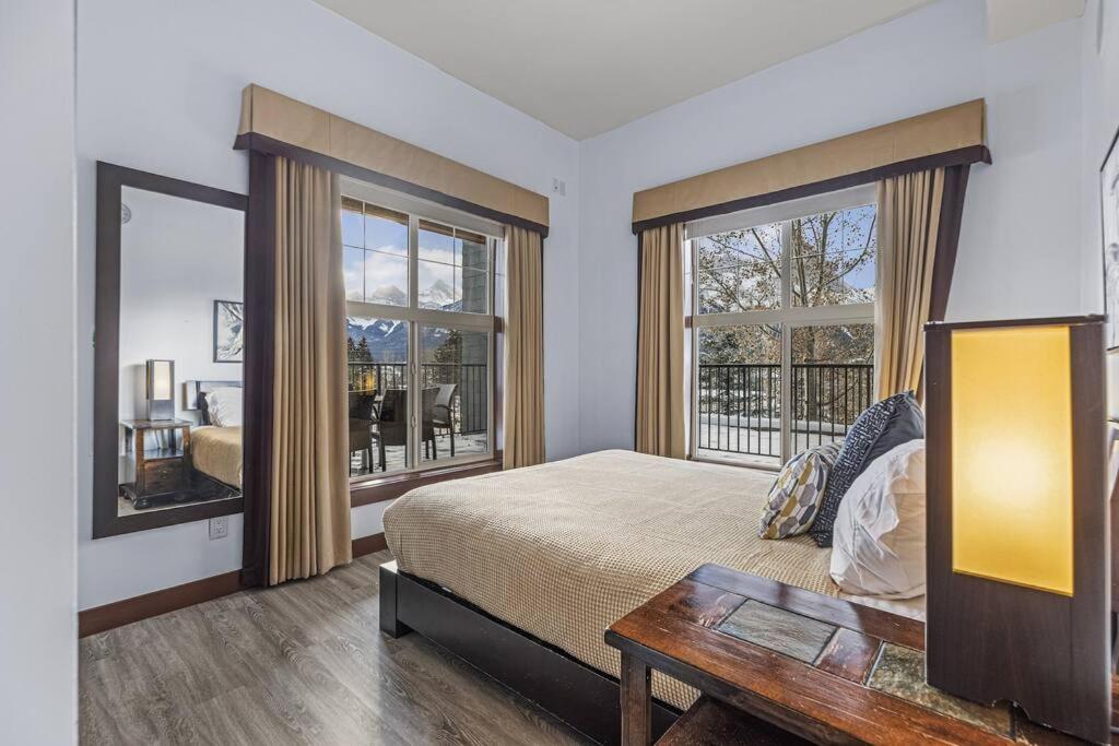 S105 Canmore Stay- Hot tub, stream rm, gym, parking Mtn Retreat