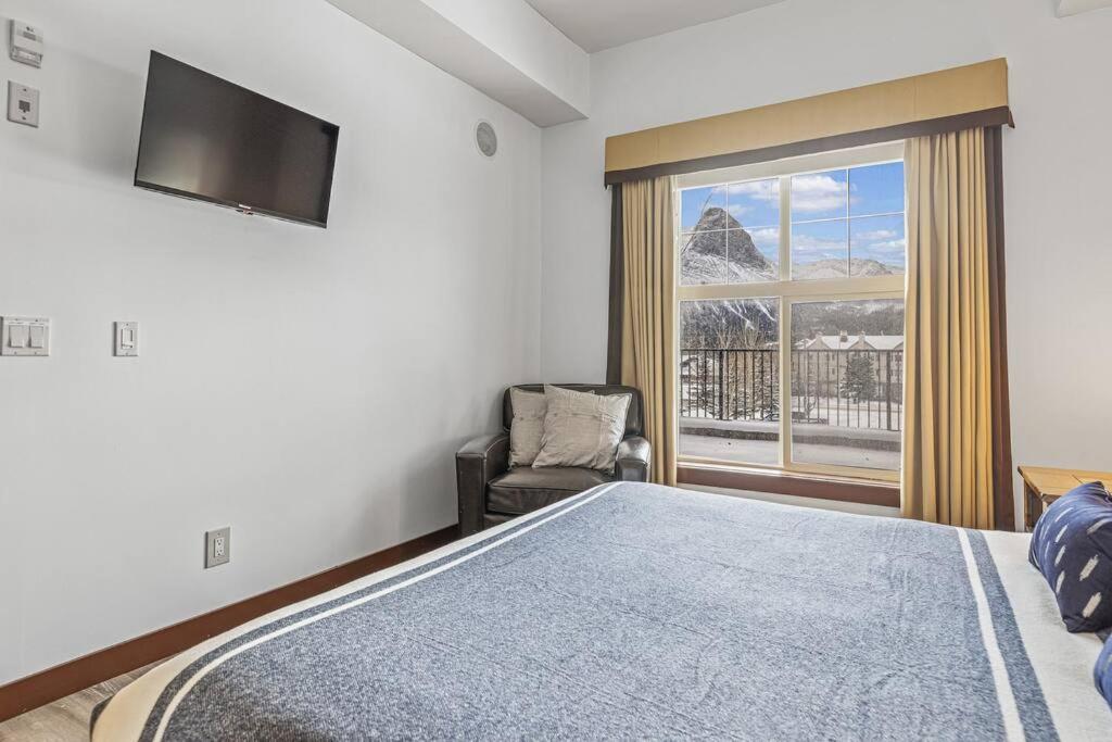 S105 Canmore Stay- Hot tub, stream rm, gym, parking Mtn Retreat