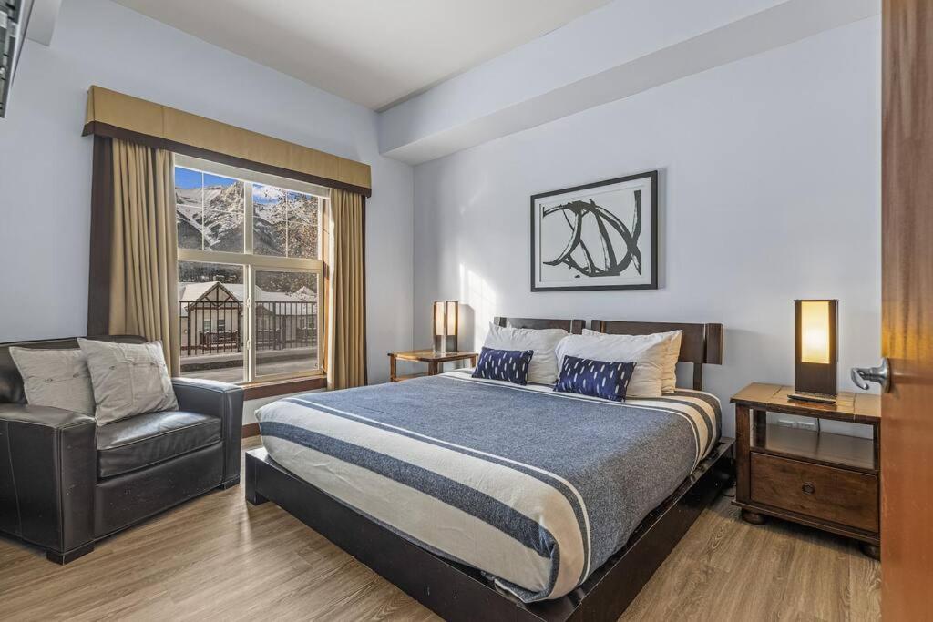 S105 Canmore Stay- Hot tub, stream rm, gym, parking Mtn Retreat