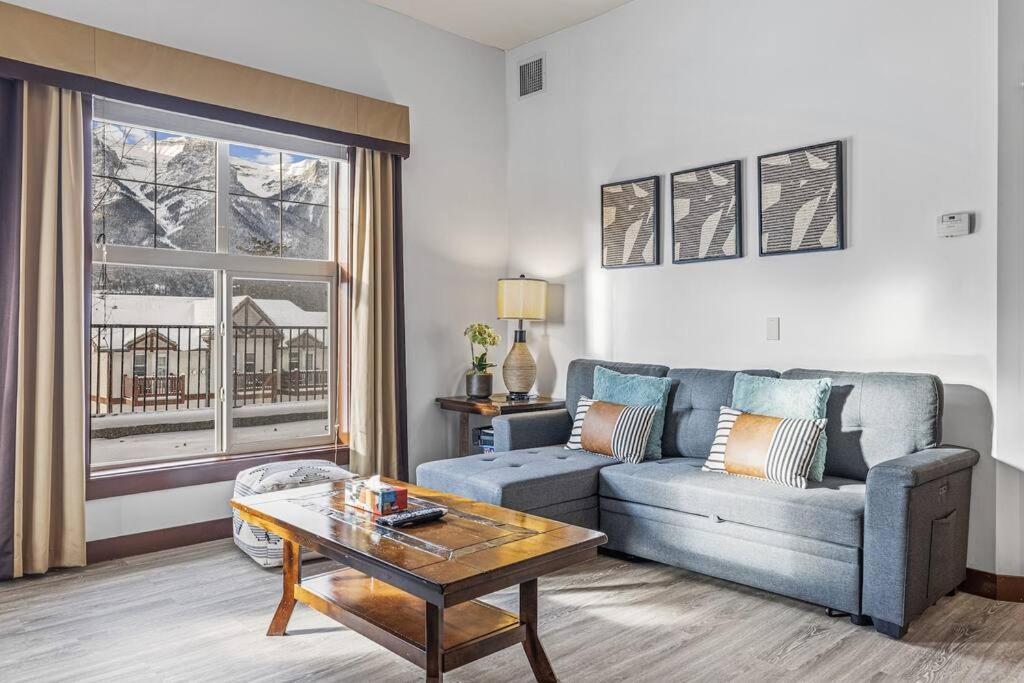 S105 Canmore Stay- Hot tub, stream rm, gym, parking Mtn Retreat