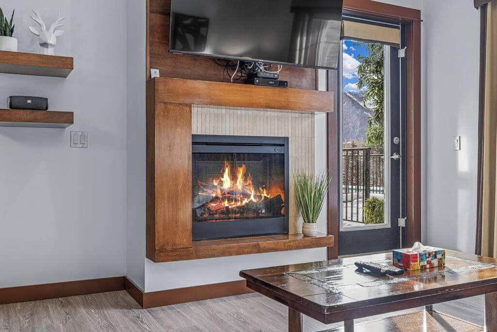 S105 Canmore Stay- Hot tub, stream rm, gym, parking Mtn Retreat
