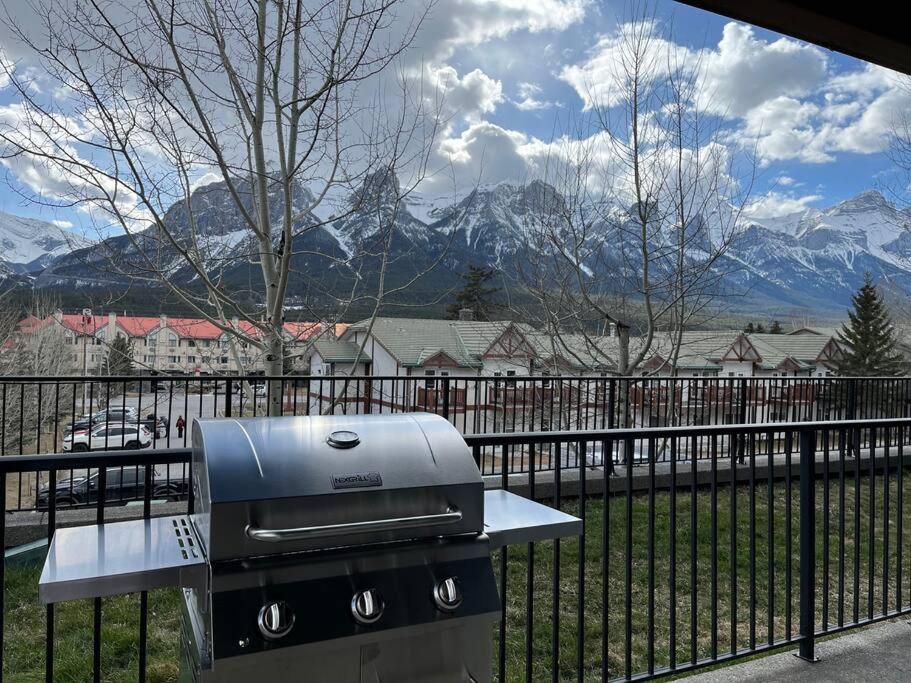 S105 Canmore Stay- Hot tub, stream rm, gym, parking Mtn Retreat