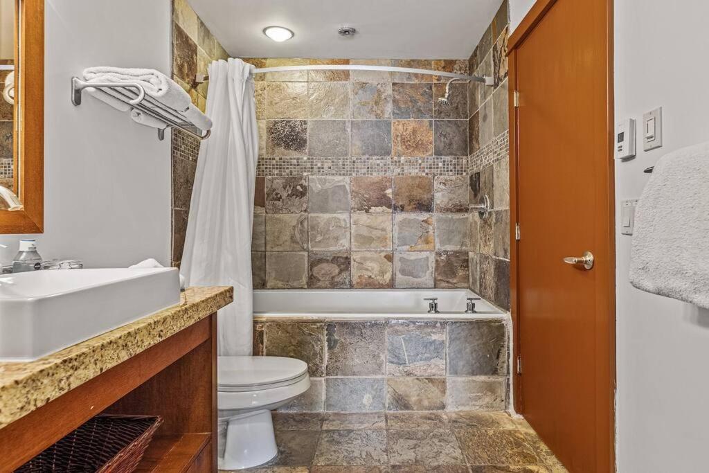 S105 Canmore Stay- Hot tub, stream rm, gym, parking Mtn Retreat