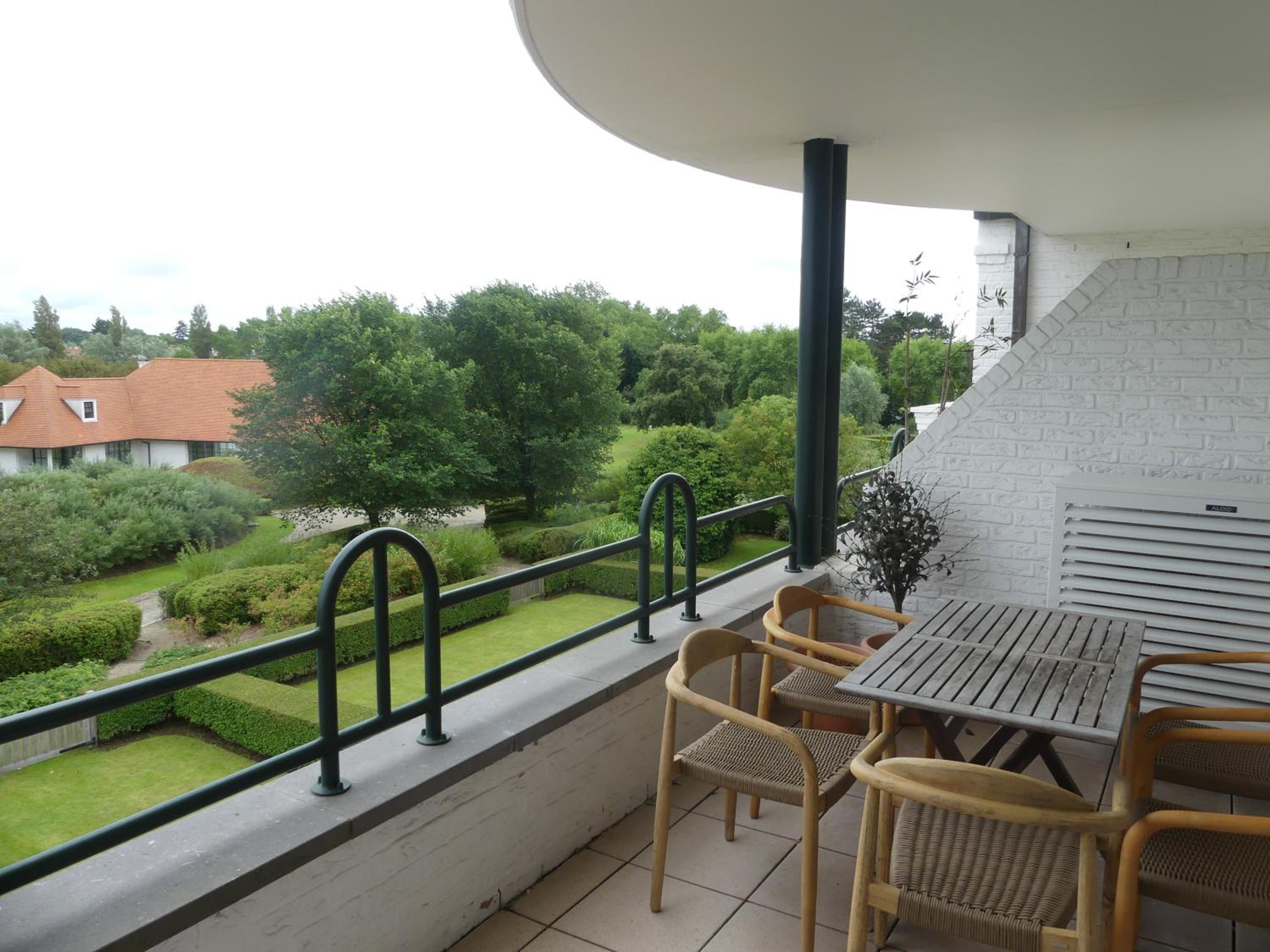 Luxury Appartment Tennis Gardens Zoute with heated swimming pool at 200m from the beach with 2 parking places