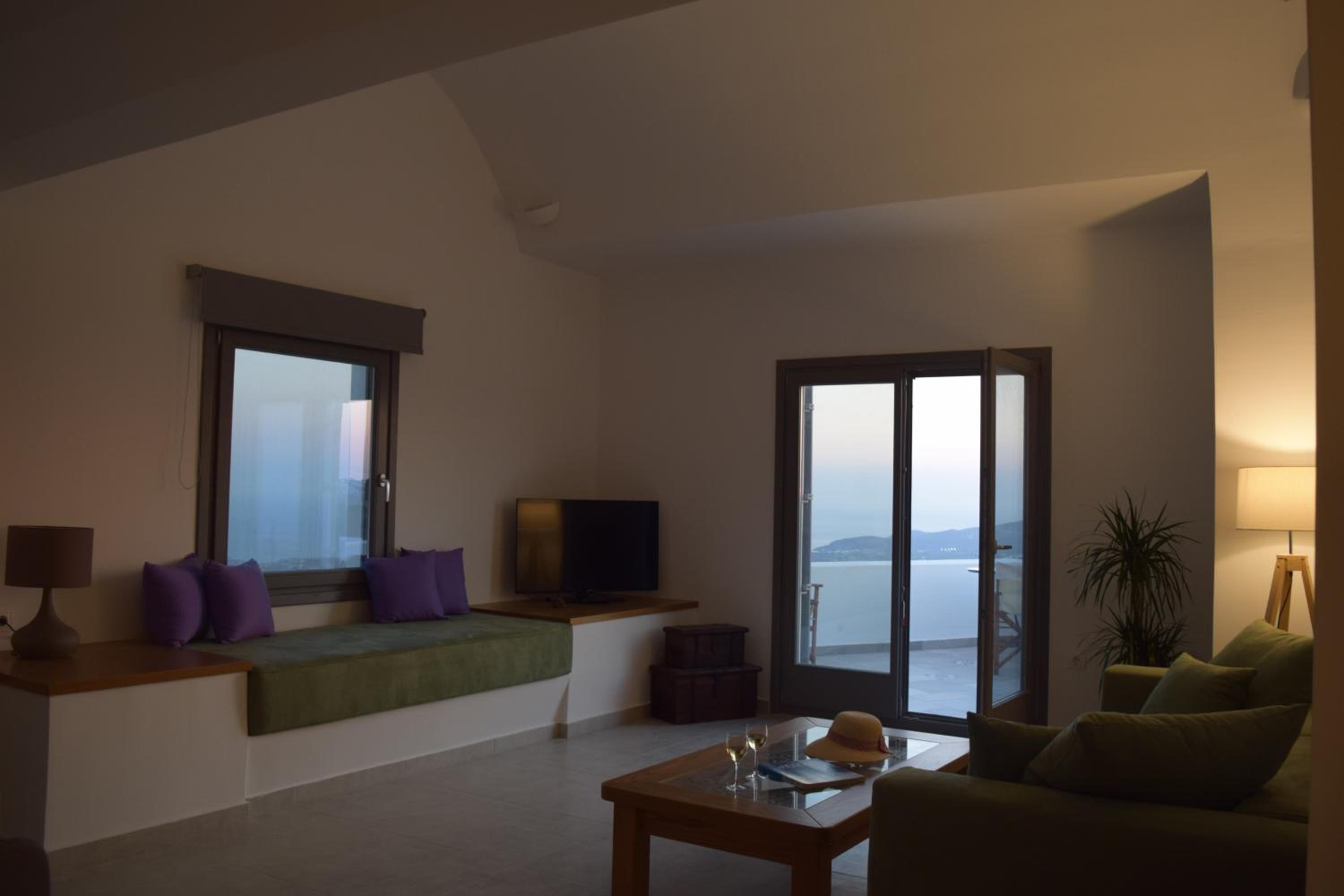 White Ibex - Romantic Vineyard Hideaway with Sea & Sunset Views