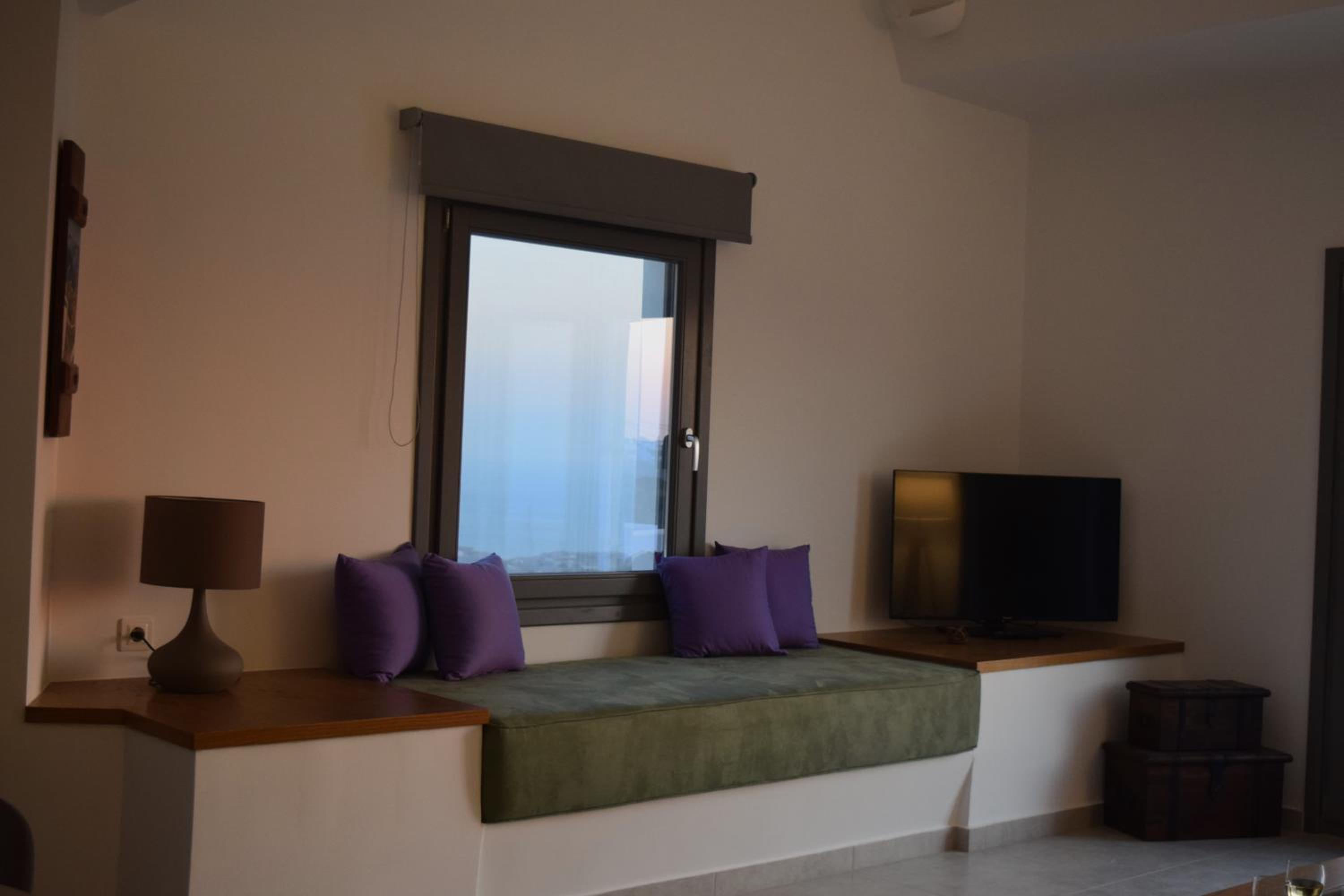 White Ibex - Romantic Vineyard Hideaway with Sea & Sunset Views