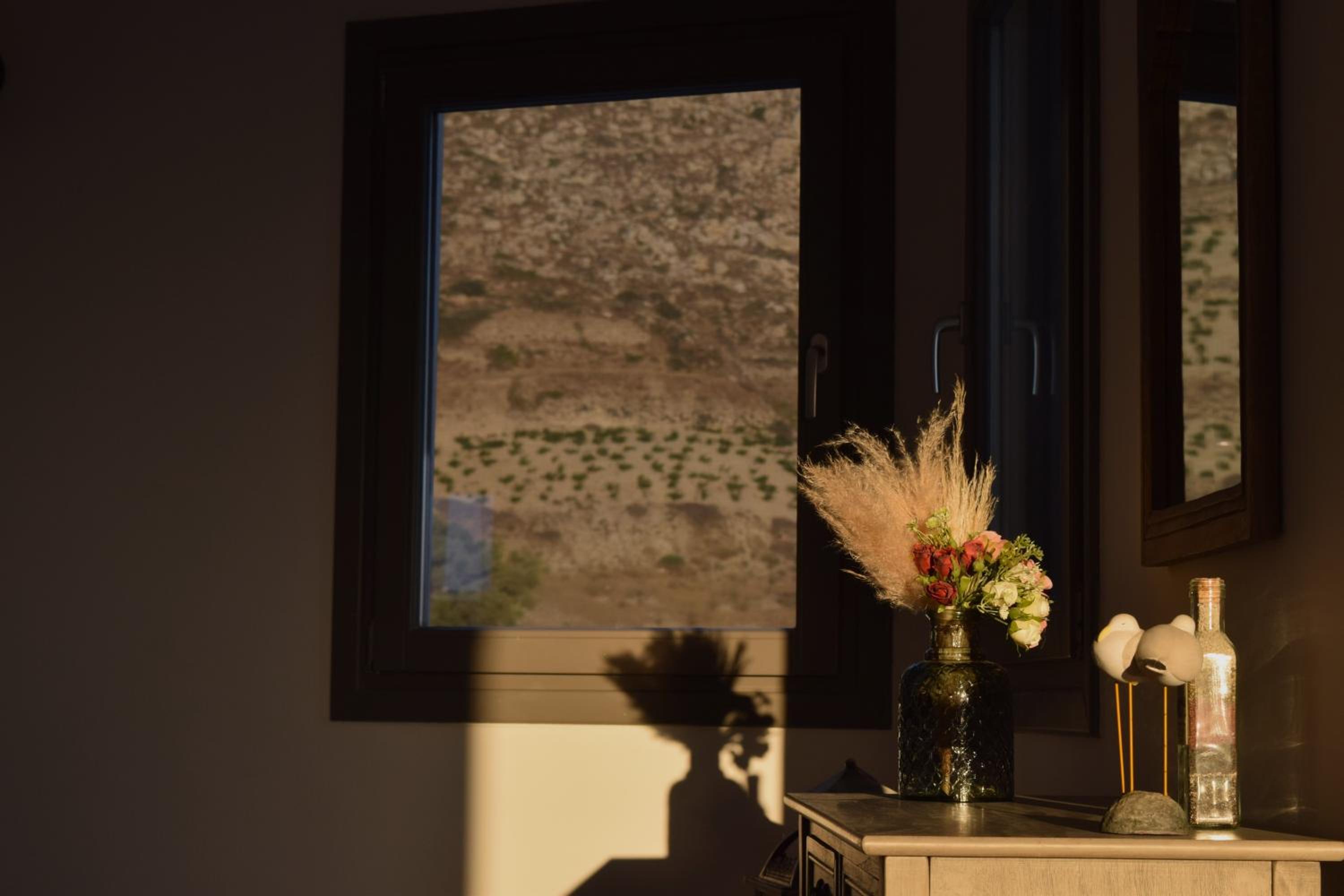 White Ibex - Romantic Vineyard Hideaway with Sea & Sunset Views
