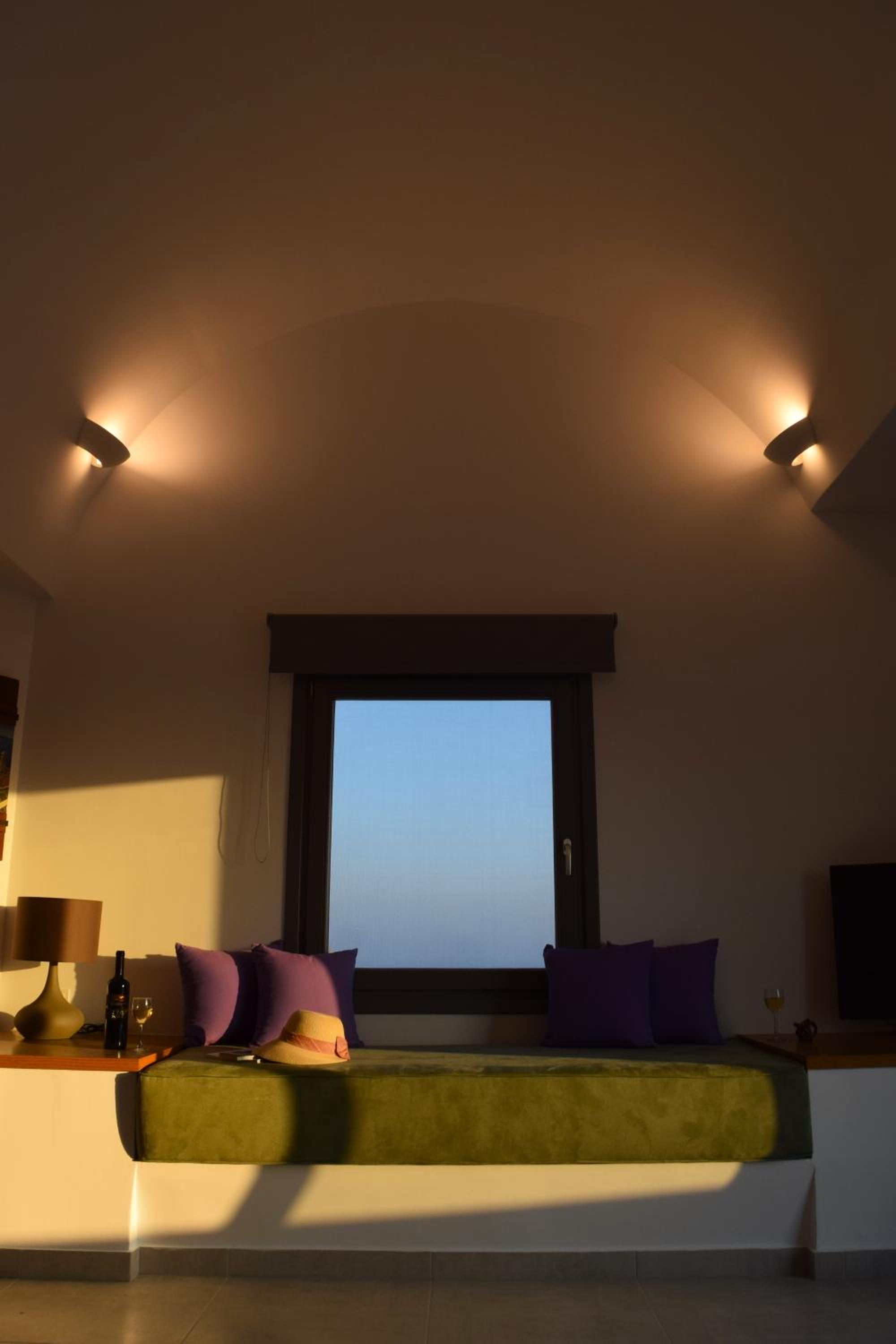 White Ibex - Romantic Vineyard Hideaway with Sea & Sunset Views
