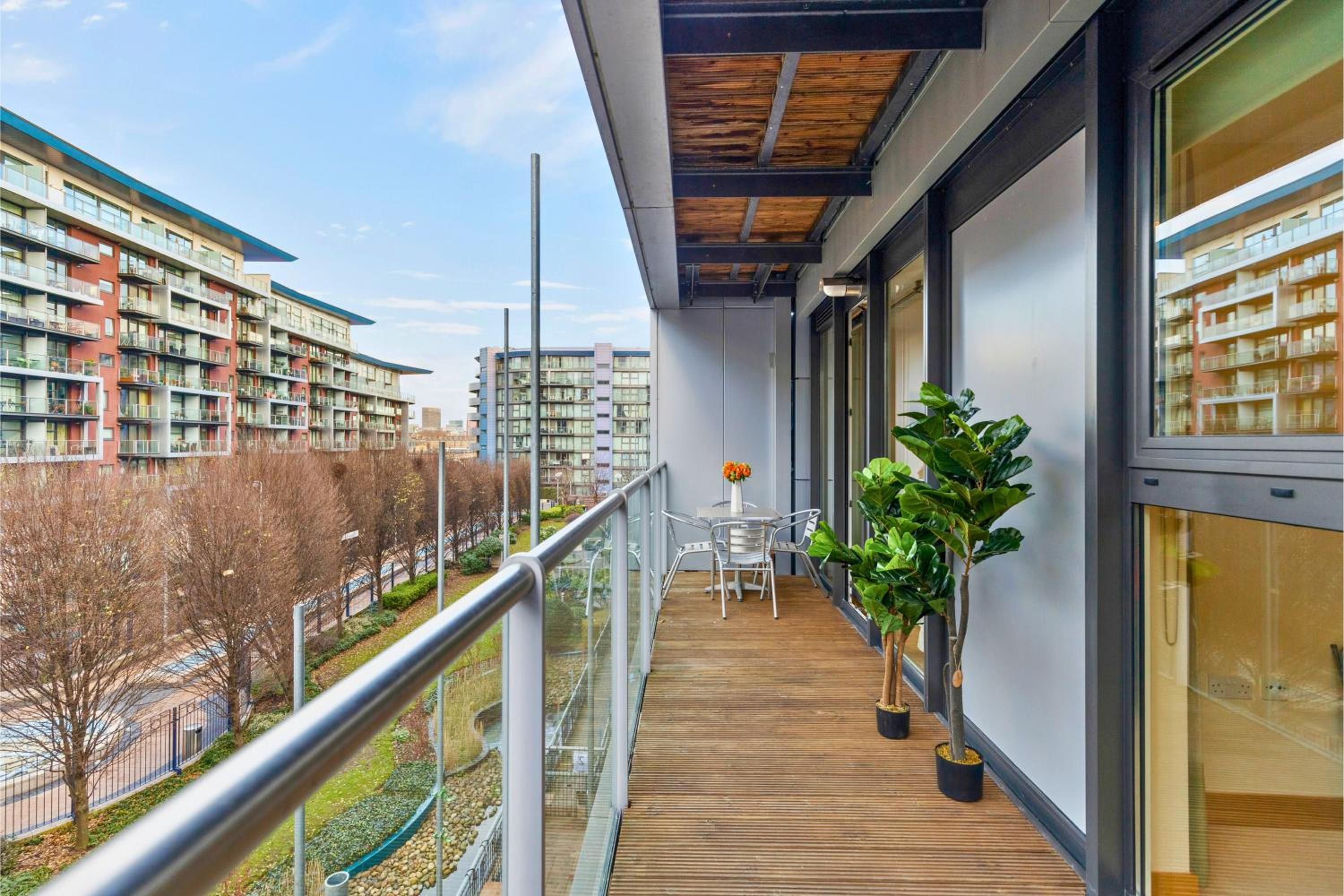 Chelsea Bridge 2b2b balcony 1GB superfast wifi - LuxuryLondonStays