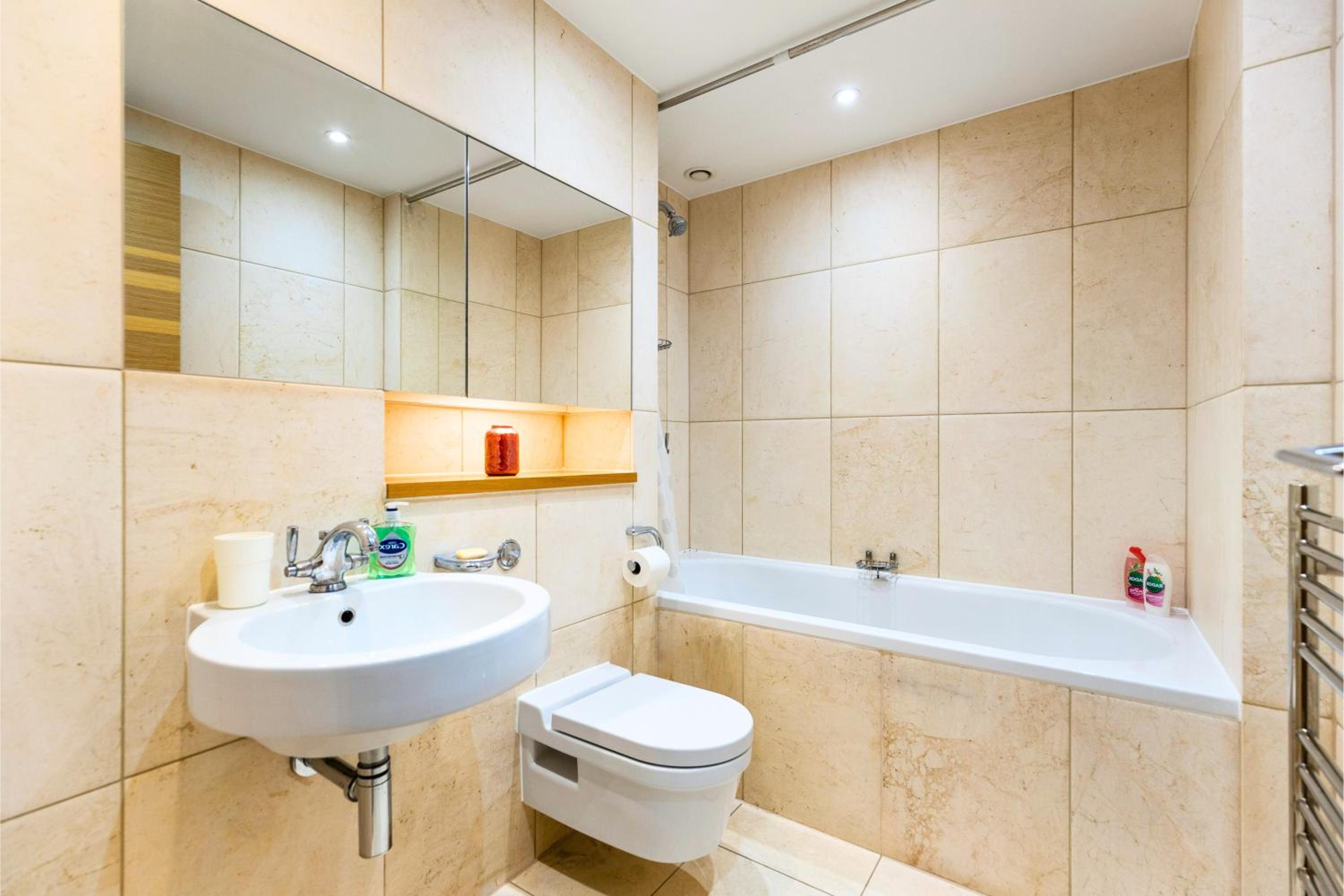 Chelsea Bridge 2b2b balcony 1GB superfast wifi - LuxuryLondonStays