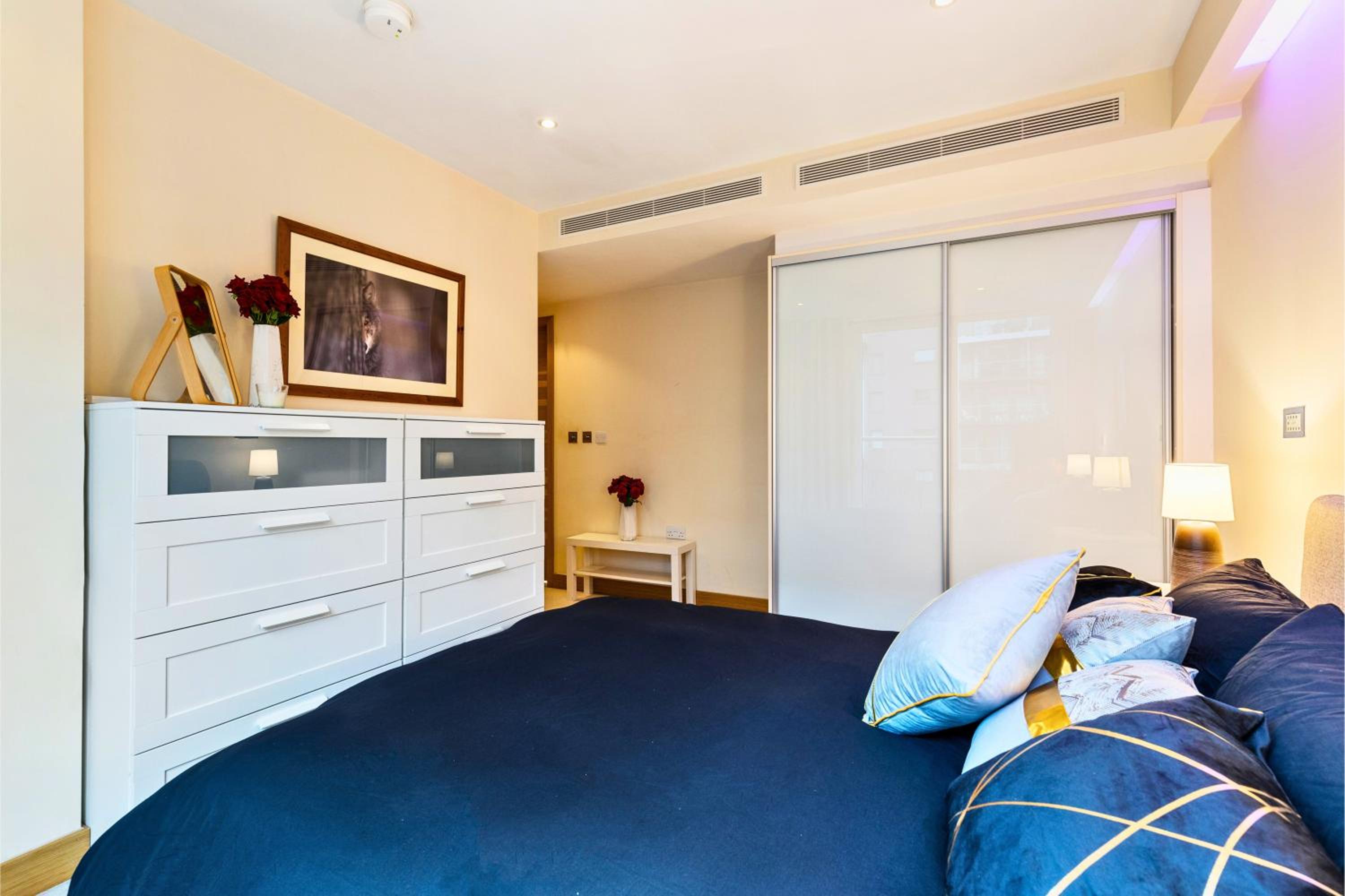 Chelsea Bridge 2b2b balcony 1GB superfast wifi - LuxuryLondonStays