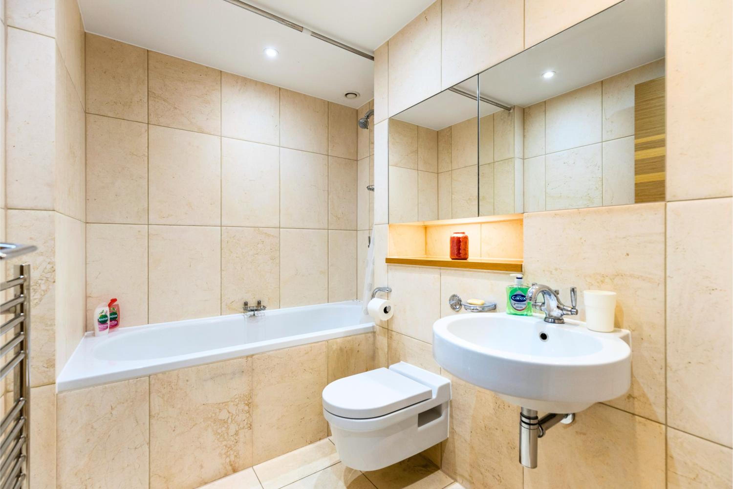 Chelsea Bridge 2b2b balcony 1GB superfast wifi - LuxuryLondonStays
