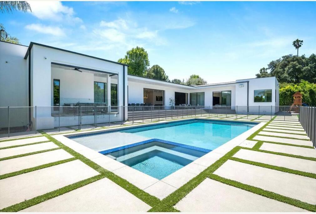 Los Angeles Vacations - Woodland Hills Modern Dribble Den - Property Image 28