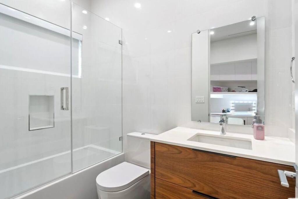 Los Angeles Vacations - Woodland Hills Modern Dribble Den - Property Image 10