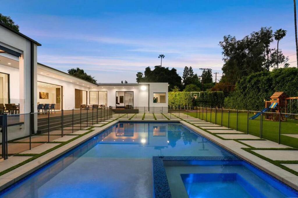 Los Angeles Vacations - Woodland Hills Modern Dribble Den - Property Image 29