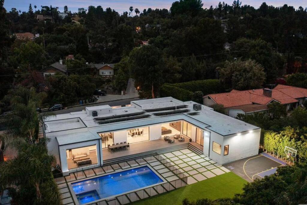 Los Angeles Vacations - Woodland Hills Modern Dribble Den - Property Image 34