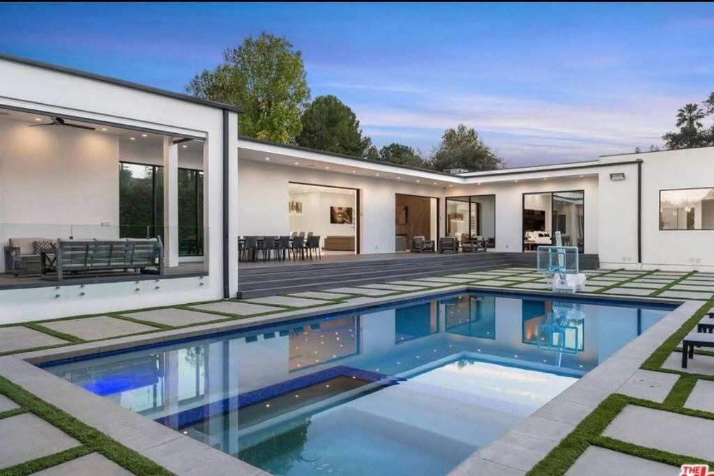Los Angeles Vacations - Woodland Hills Modern Dribble Den - Property Image 18