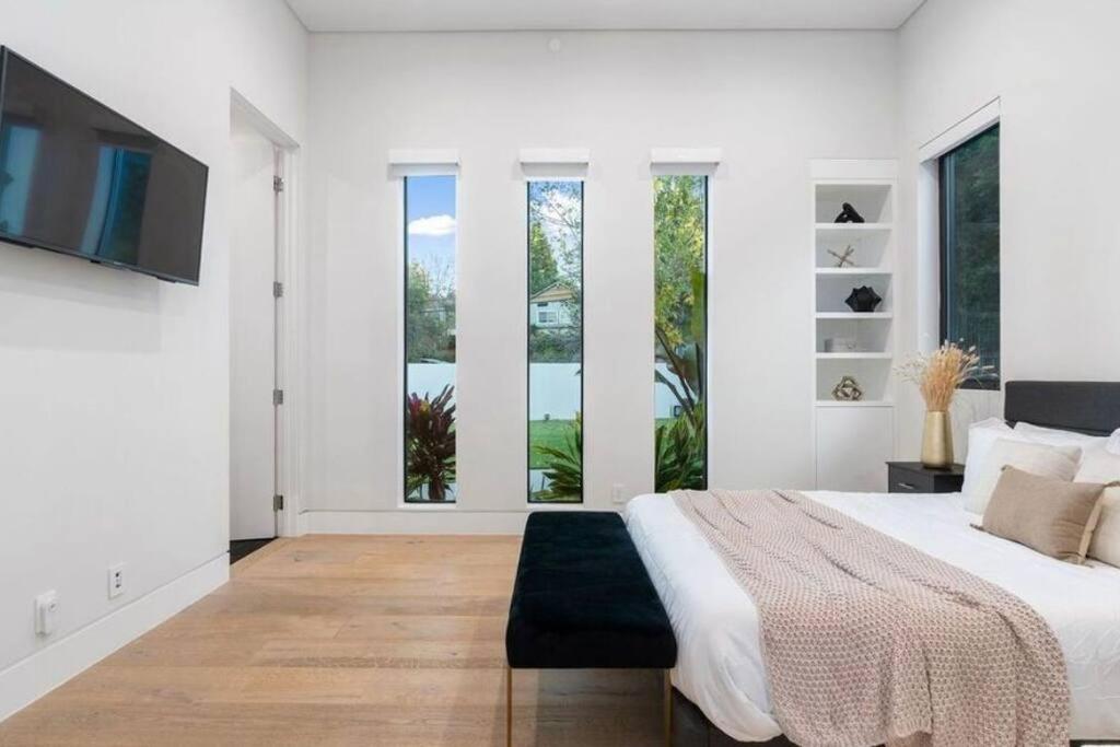 Los Angeles Vacations - Woodland Hills Modern Dribble Den - Property Image 2