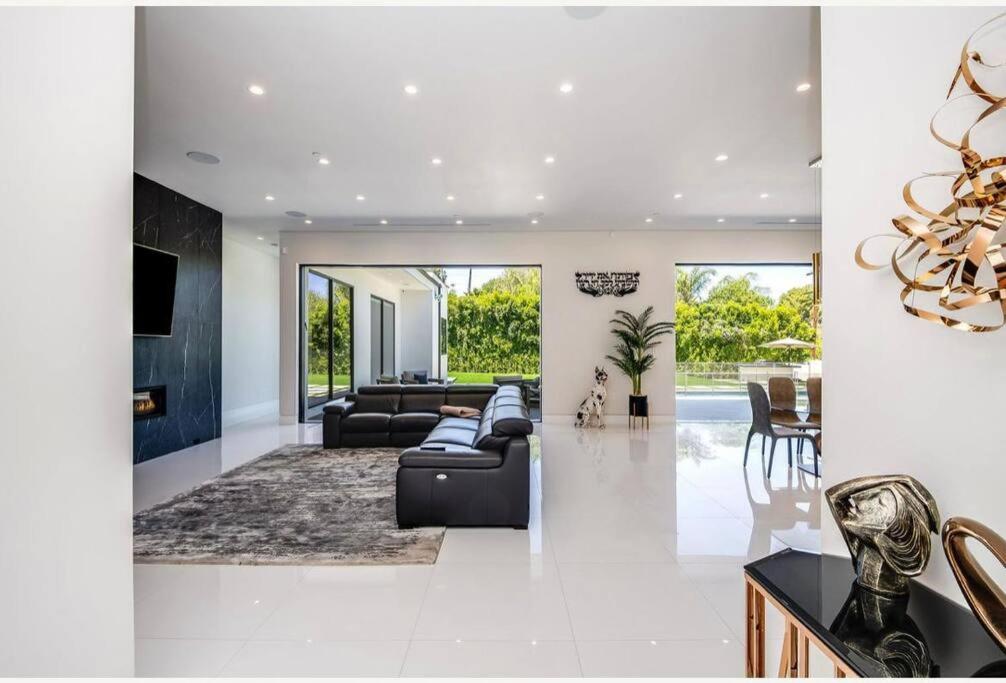 Los Angeles Vacations - Woodland Hills Modern Dribble Den - Property Image 3