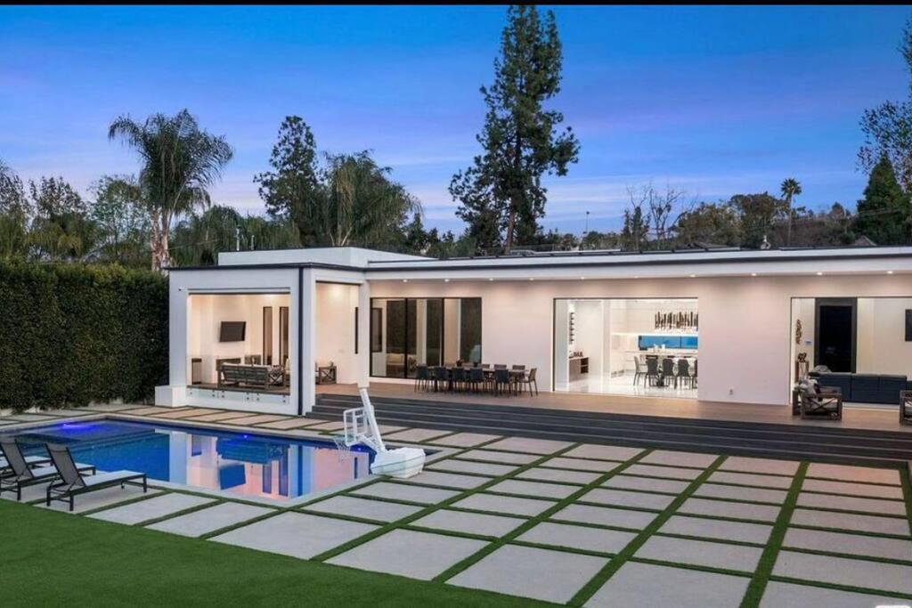 Los Angeles Vacations - Woodland Hills Modern Dribble Den - Property Image 1