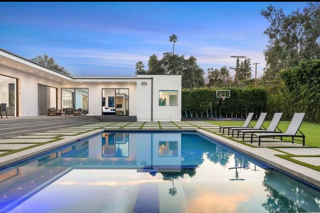 Los Angeles Vacations - Woodland Hills Modern Dribble Den - Property Image 11