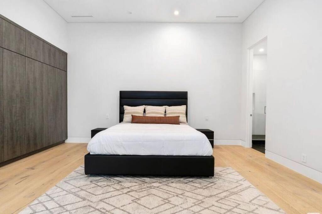 Los Angeles Vacations - Woodland Hills Modern Dribble Den - Property Image 15