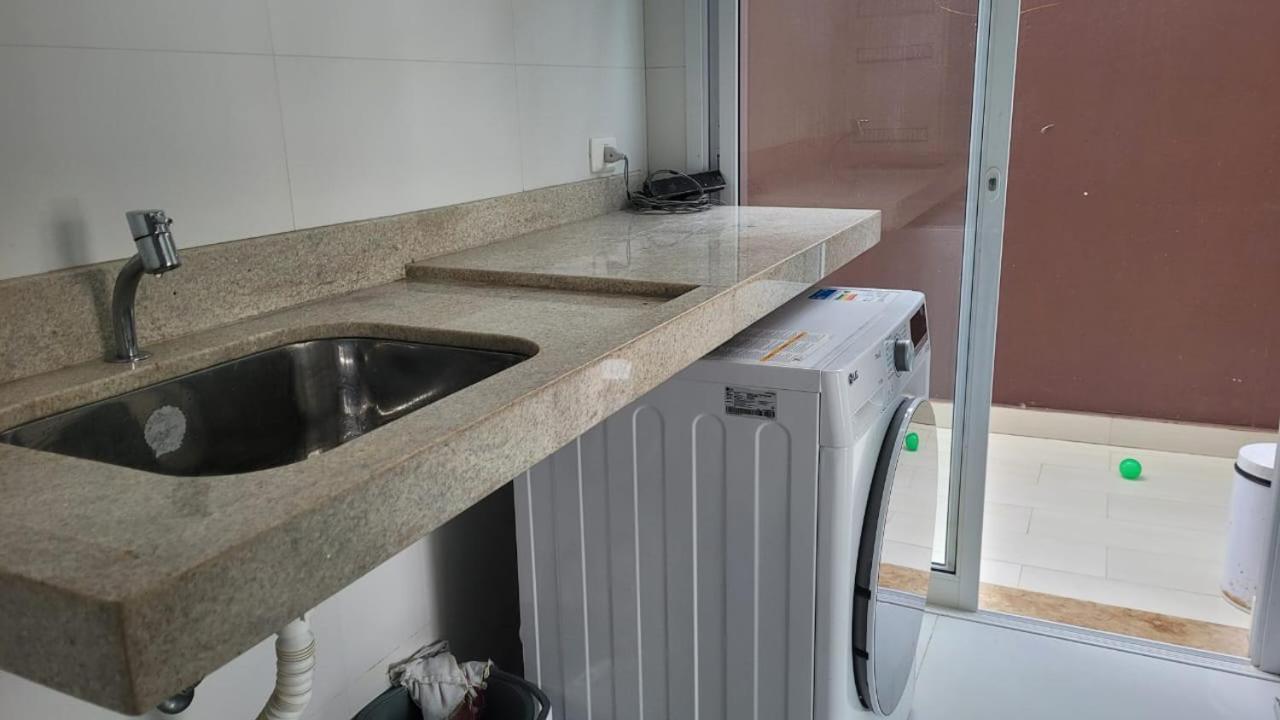 Casa com piscina em condomínio de frente à praia