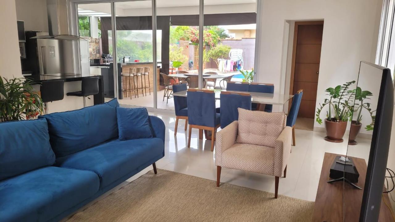 Casa com piscina em condomínio de frente à praia