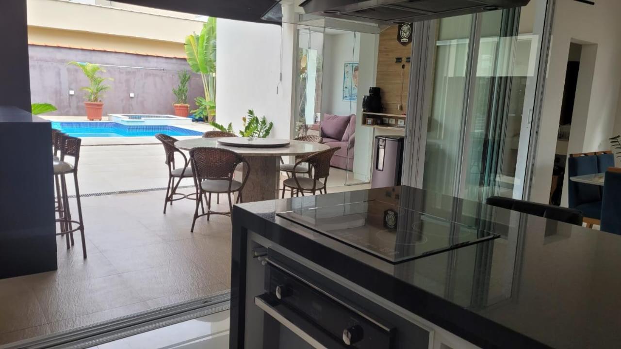 Casa com piscina em condomínio de frente à praia