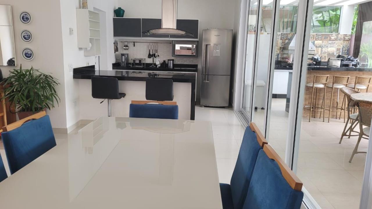 Casa com piscina em condomínio de frente à praia