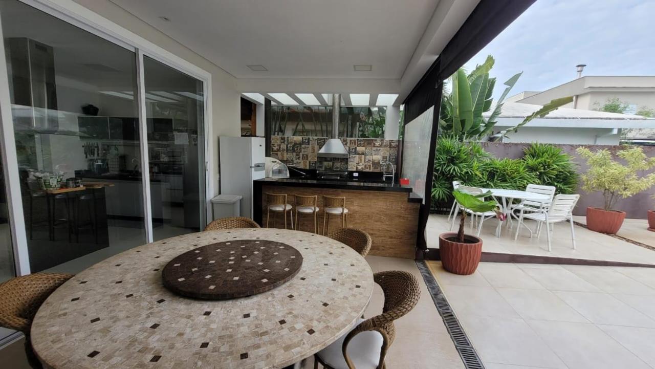 Casa com piscina em condomínio de frente à praia