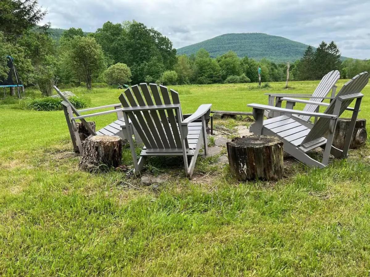 Cheerful 3-bedroom cabin with mountain view