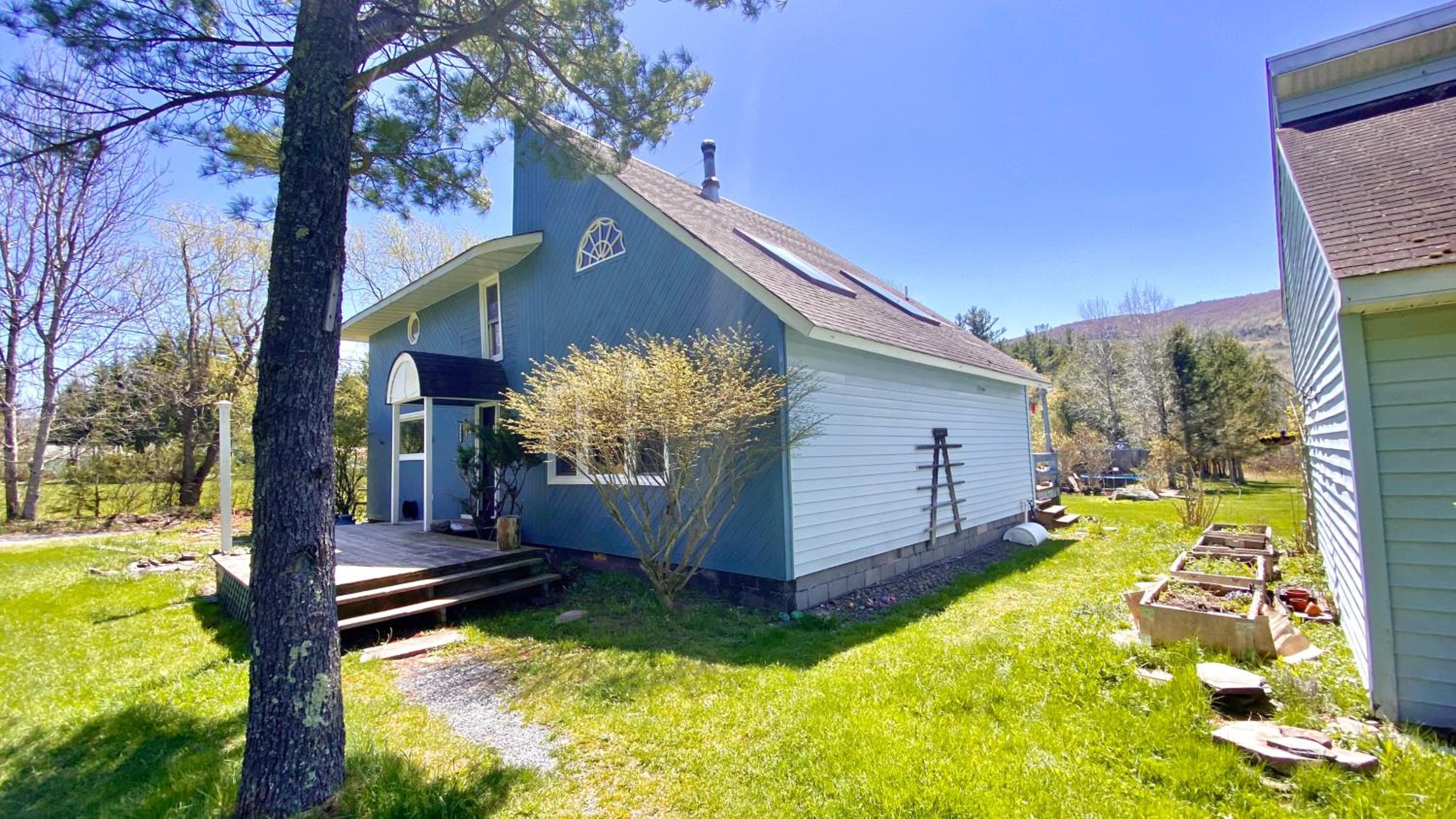 Cheerful 3-bedroom cabin with mountain view