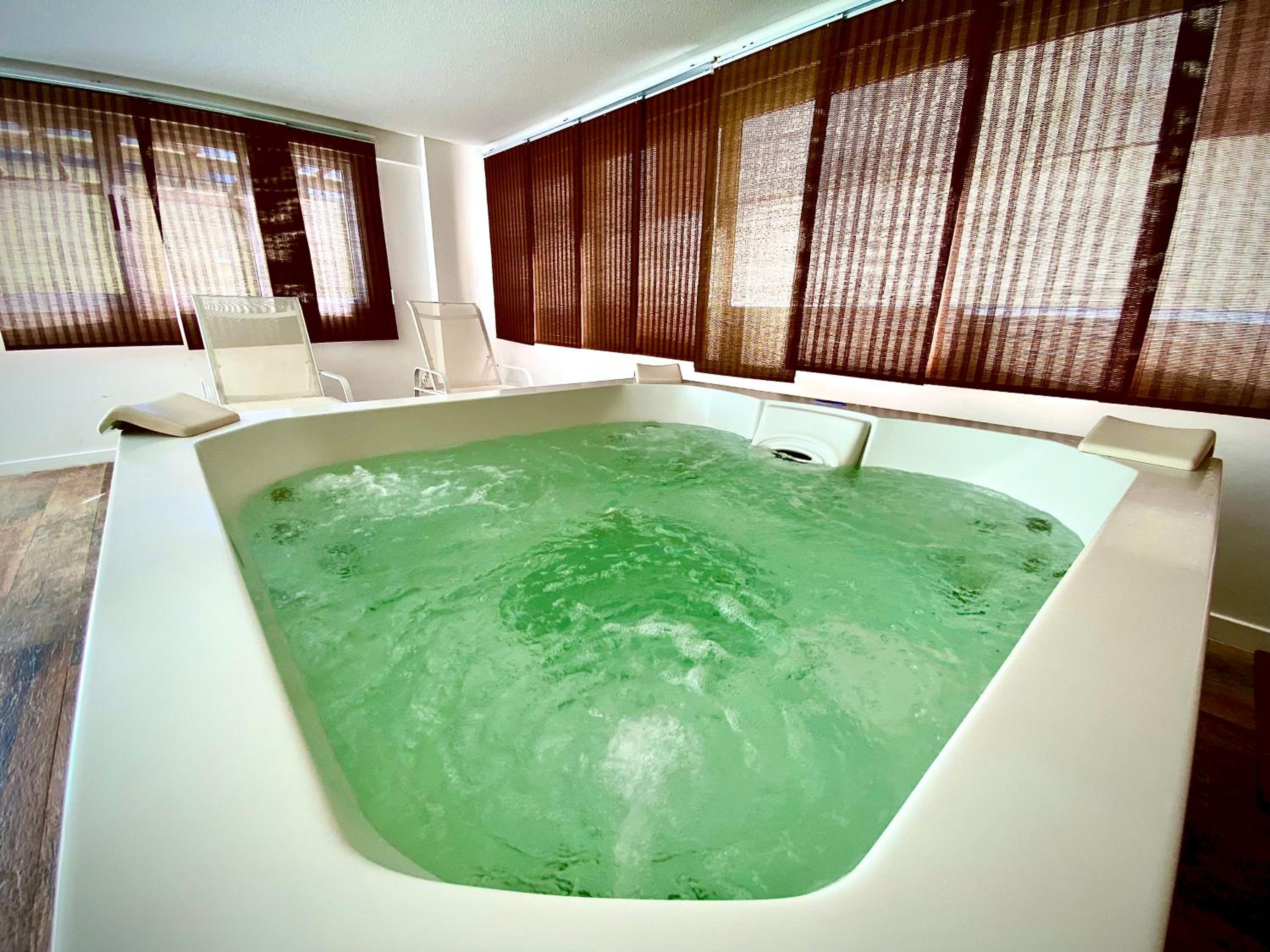 Vista mar,piscina, jacuzzi, academia, garagem