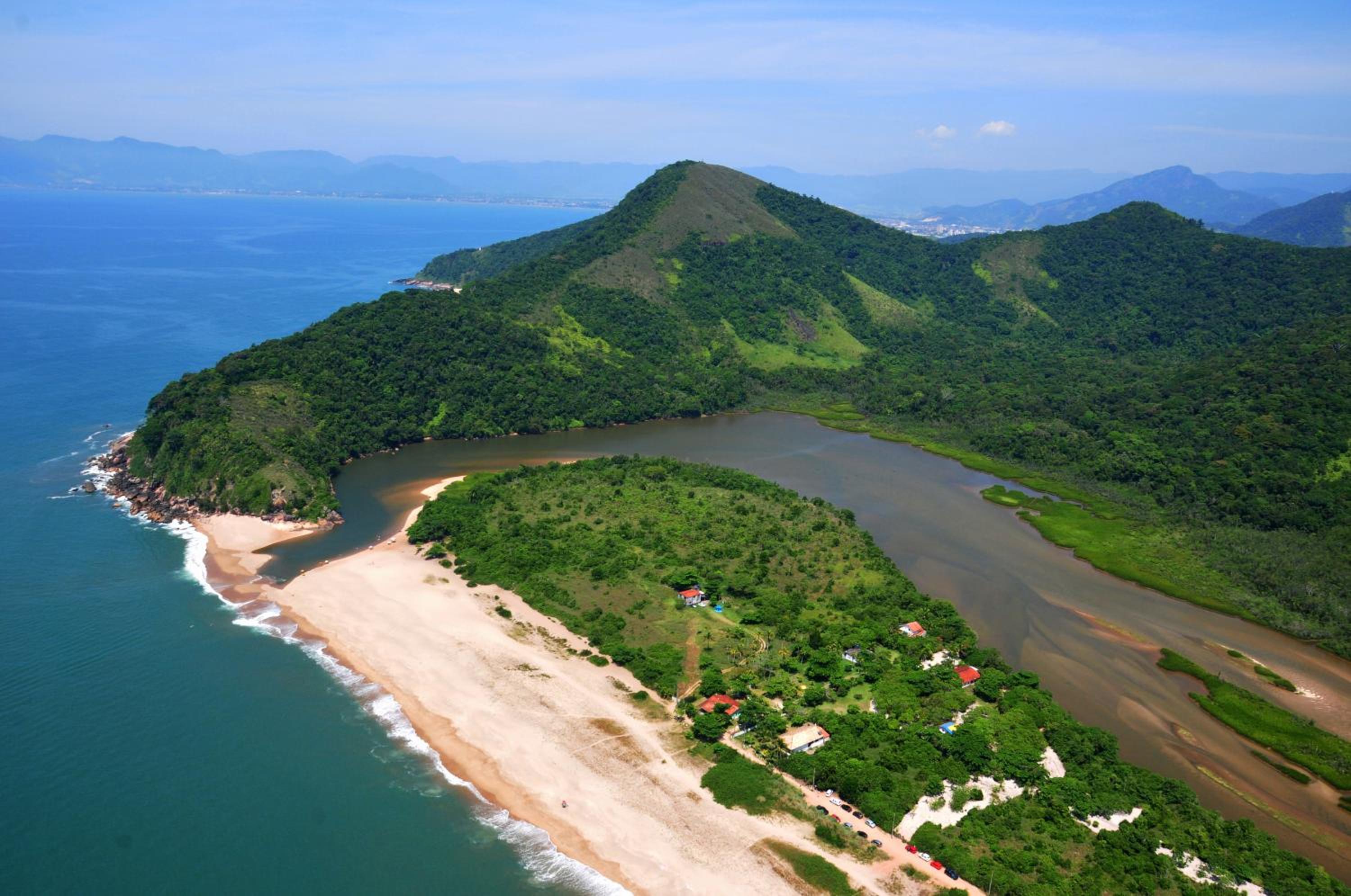 Casa com piscina em condomínio de frente à praia