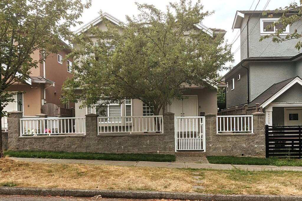 2BR near Skytrain station, Private and convenient