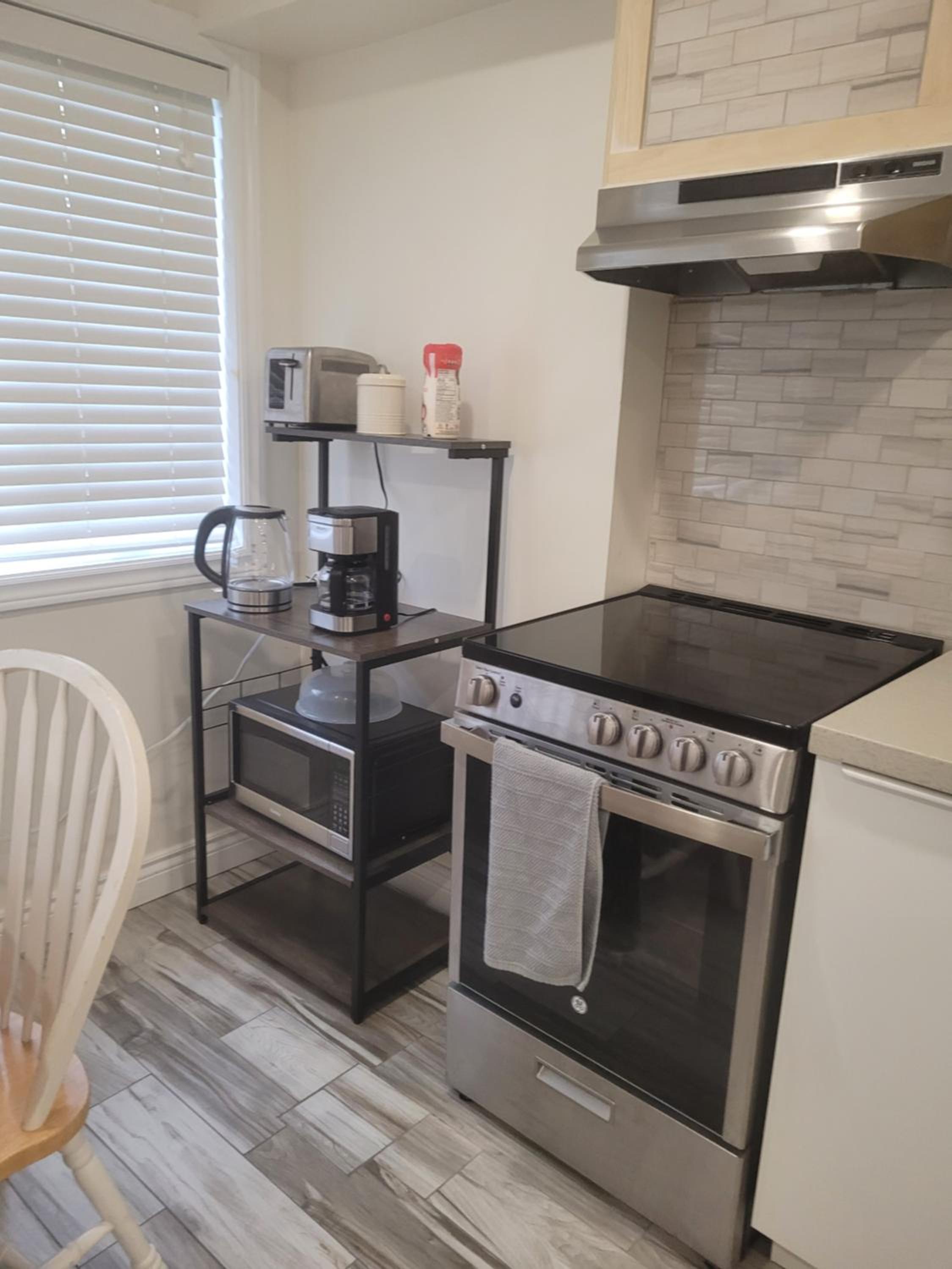 Guelph Vacations - Modern studio with kitchenette and bath - Property Image 1