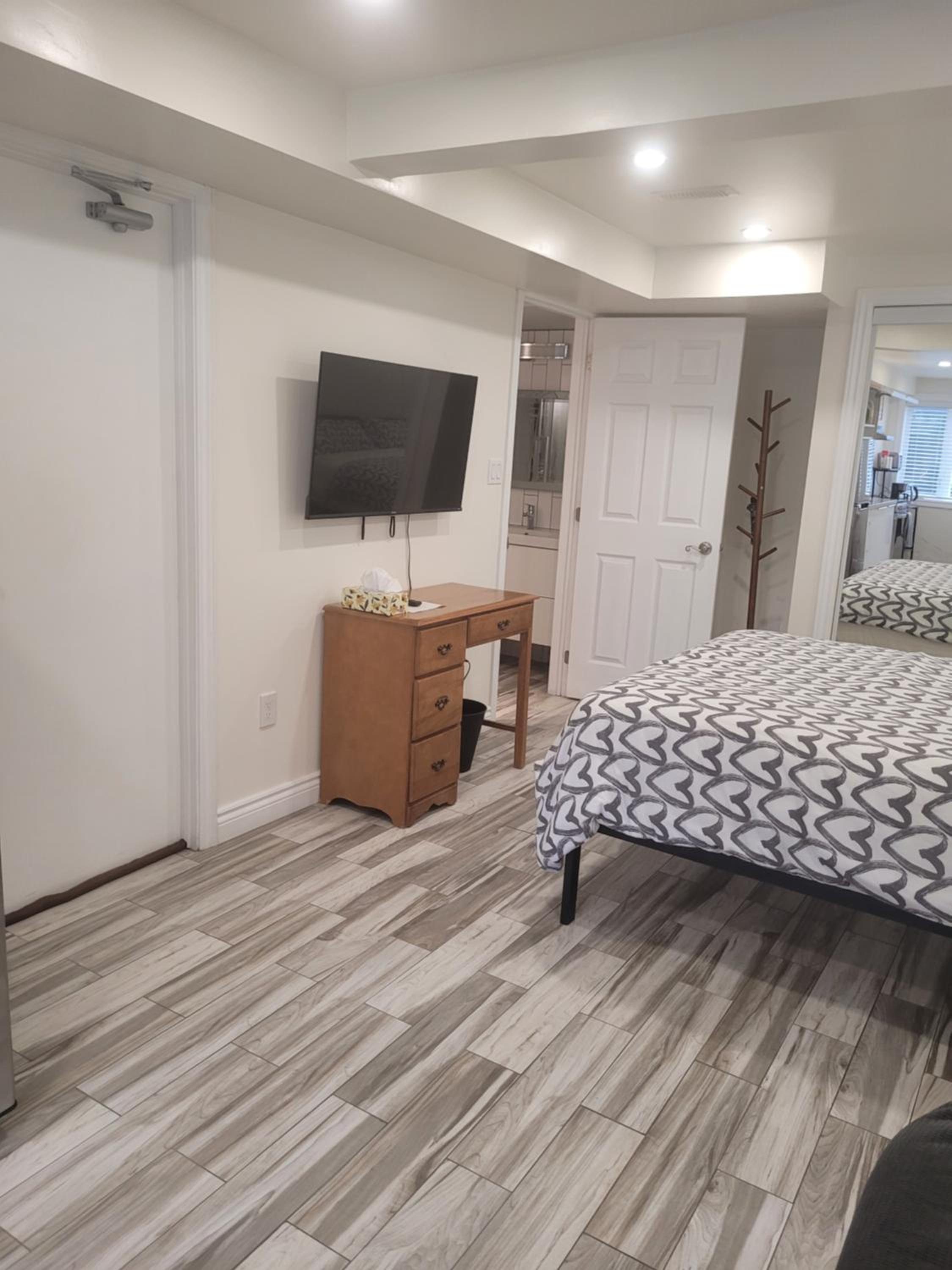 Guelph Vacations - Modern studio with kitchenette and bath - Property Image 4