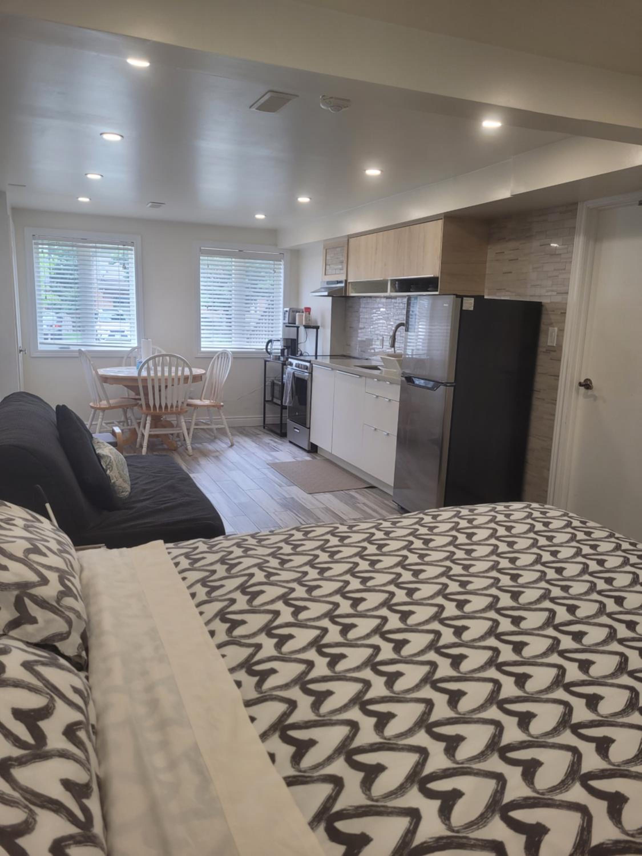 Guelph Vacations - Modern studio with kitchenette and bath - Property Image 11