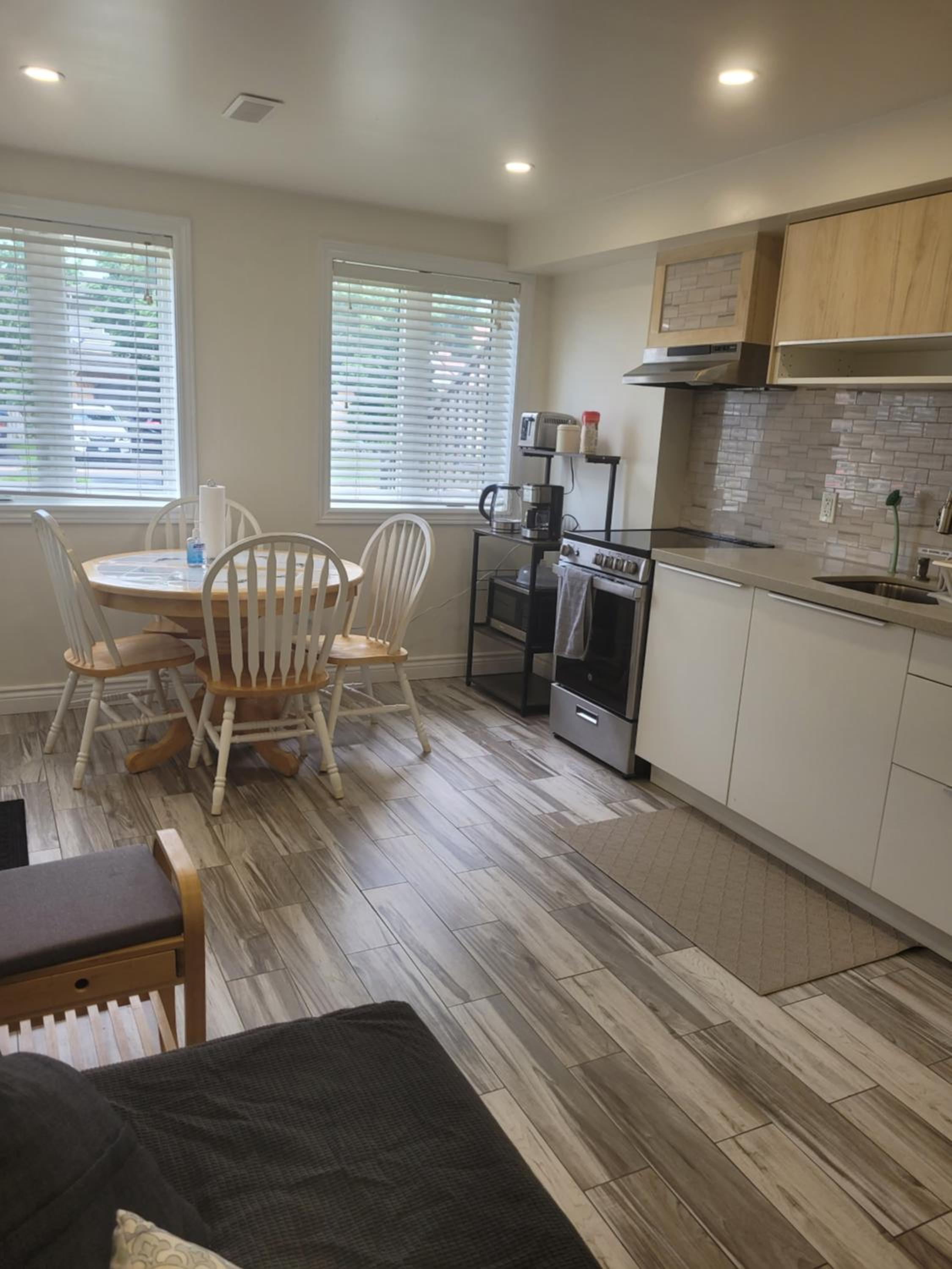 Guelph Vacations - Modern studio with kitchenette and bath - Property Image 5