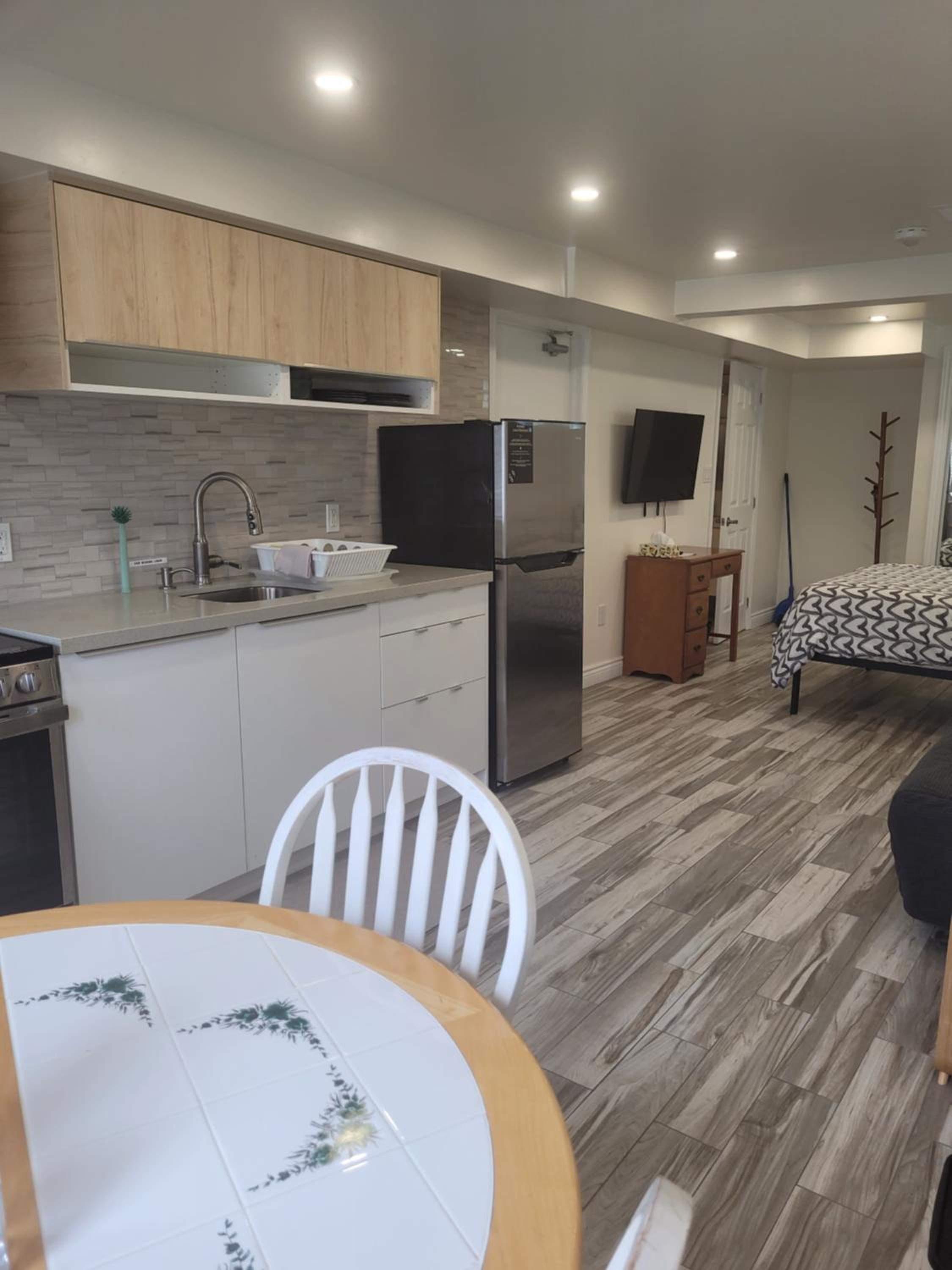 Guelph Vacations - Modern studio with kitchenette and bath - Property Image 4
