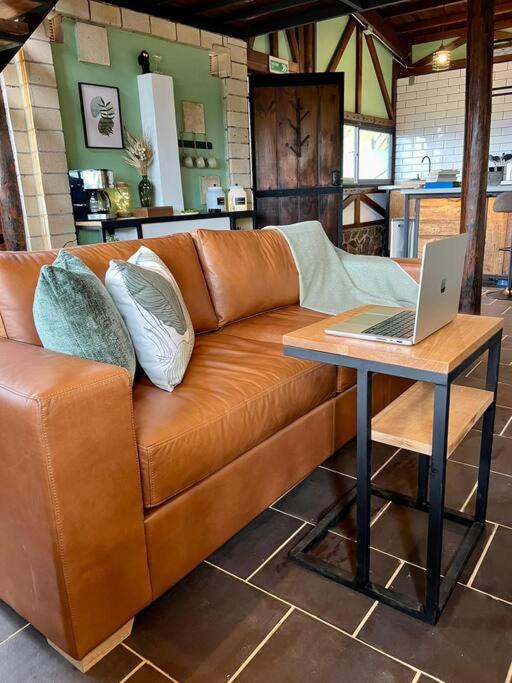 Luxury mountain top cabin steps away from Jericó
