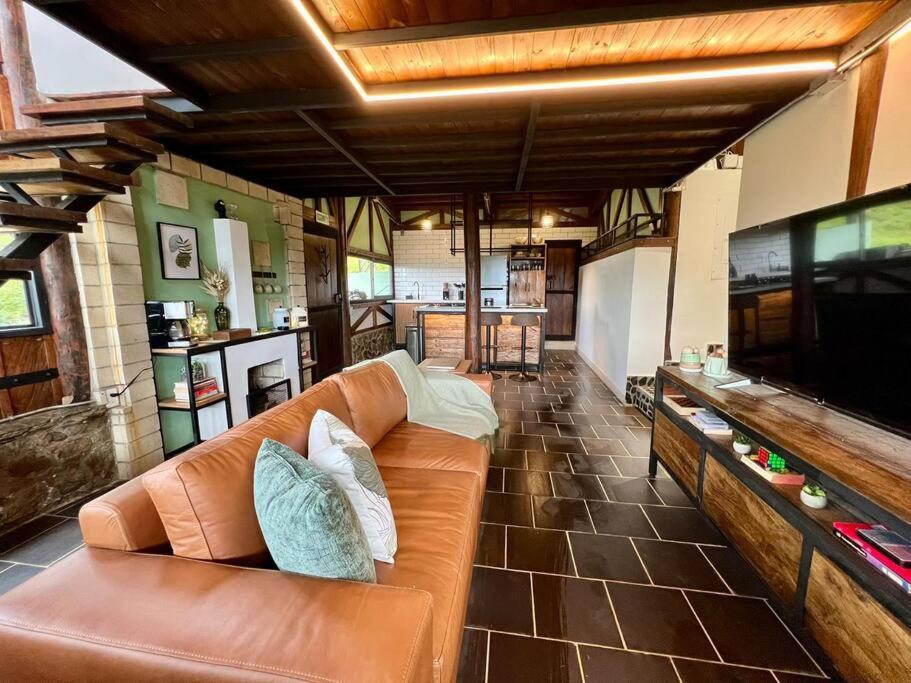 Luxury mountain top cabin steps away from Jericó