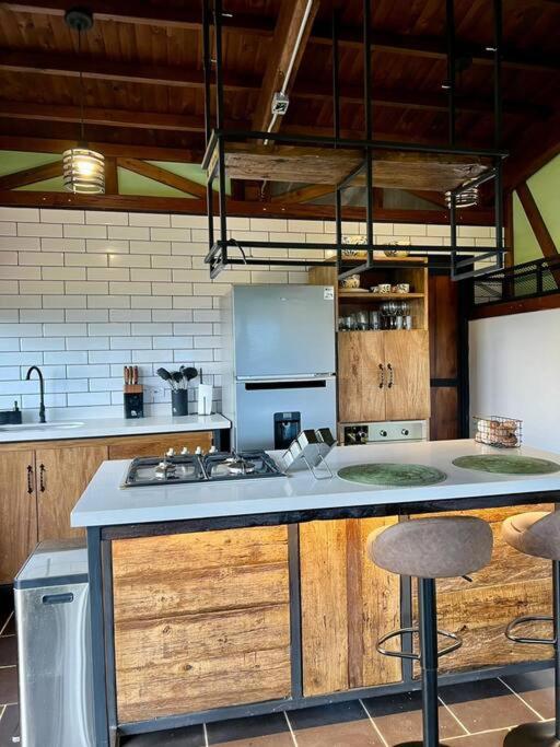 Luxury mountain top cabin steps away from Jericó